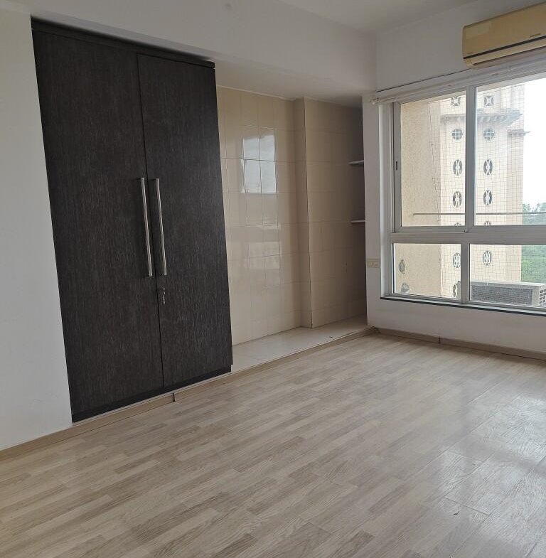 3 BHK Semi Furnished flat in Hiranandani Gardens Powai